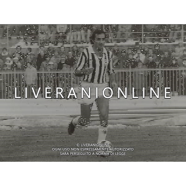 ARCHIVIO Antonello Cuccureddu (Alghero, 4 ottobre 1949)  un ex calciatore e allenatore di calcio italiano Calciatore Inizia la sua carriera calcistica con la squadra della sua cittˆ, poi l\'interessamento nella stagione 1966-1967 della Torres che lo compra, per due milioni di lire, come centrocampista. Nella stagione 1967-1968, passa al Brescia in serie B, senza segnare. Ma il grande lancio nel calcio che \'conta\' arriva nel 1969, quando la Juventus lo acquista dal Brescia per quattrocentomilioni di lire. Il primo gol con la maglia della Juve, arriva contro il Cagliari. Gioca 12 stagioni con la maglia della Juventus, per poi passare nel campionato 1981-1982 alla Fiorentina dove chiude la carriera in serie A a causa di vari infortuni alla schiena. Nel 1984-85 gioca nel Novara in serie C2. Furono 13 in totale le presenze di Cuccureddu in Nazionale (la prima nel 1975), tutte sotto la gestione Bearzot: in esse sono comprese 5 partite al campionato del mondo 1978 in Argentina, ivi inclusi lÕincontro con i padroni di casa nella prima fase a gironi vinto per 1-0 e la finale per il terzo posto contro il Brasile, perso 1-2. LÕultimo incontro di Cuccureddu in Nazionale risale al settembre 1978 contro la Spagna. NELLA FOTO:Antonello Cuccureddu PH.ARCHIVIO AGENZIA ALDO LIVERANI SAS