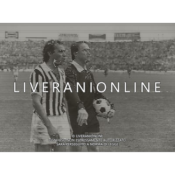 ARCHIVIO Antonello Cuccureddu (Alghero, 4 ottobre 1949)  un ex calciatore e allenatore di calcio italiano Calciatore Inizia la sua carriera calcistica con la squadra della sua cittˆ, poi l\'interessamento nella stagione 1966-1967 della Torres che lo compra, per due milioni di lire, come centrocampista. Nella stagione 1967-1968, passa al Brescia in serie B, senza segnare. Ma il grande lancio nel calcio che \'conta\' arriva nel 1969, quando la Juventus lo acquista dal Brescia per quattrocentomilioni di lire. Il primo gol ARCHIVIO Antonello Cuccureddu (Alghero, 4 ottobre 1949)  un ex calciatore e allenatore di calcio italiano Calciatore Inizia la sua carriera calcistica con la squadra della sua cittˆ, poi l\'interessamento nella stagione 1966-1967 della Torres che lo compra, per due milioni di lire, come centrocampista. Nella stagione 1967-1968, passa al Brescia in serie B, senza segnare. Ma il grande lancio nel calcio che \'conta\' arriva nel 1969, quando la Juventus lo acquista dal Brescia per quattrocentomilioni di lire. Il primo gol con la maglia della Juve, arriva contro il Cagliari. Gioca 12 stagioni con la maglia della Juventus, per poi passare nel campionato 1981-1982 alla Fiorentina dove chiude la carriera in serie A a causa di vari infortuni alla schiena. Nel 1984-85 gioca nel Novara in serie C2. Furono 13 in totale le presenze di Cuccureddu in Nazionale (la prima nel 1975), tutte sotto la gestione Bearzot: in esse sono comprese 5 partite al campionato del mondo 1978 in Argentina, ivi inclusi lÕincontro con i padroni di casa nella prima fase a gironi vinto per 1-0 e la finale per il terzo posto contro il Brasile, perso 1-2. LÕultimo incontro di Cuccureddu in Nazionale risale al settembre 1978 contro la Spagna. NELLA FOTO:Antonello Cuccureddu E L\'ARBITRO PAOLO BERGAMO PH.ARCHIVIO AGENZIA ALDO LIVERANI SAS