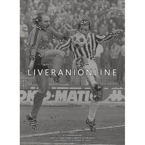 ARCHIVIO Antonello Cuccureddu (Alghero, 4 ottobre 1949)  un ex calciatore e allenatore di calcio italiano Calciatore Inizia la sua carriera calcistica con la squadra della sua cittˆ, poi l\'interessamento nella stagione 1966-1967 della Torres che lo compra, per due milioni di lire, come centrocampista. Nella stagione 1967-1968, passa al Brescia in serie B, senza segnare. Ma il grande lancio nel calcio che \'conta\' arriva nel 1969, quando la Juventus lo acquista dal Brescia per quattrocentomilioni di lire. Il primo gol con la maglia della Juve, arriva contro il Cagliari. Gioca 12 stagioni con la maglia della Juventus, per poi passare nel campionato 1981-1982 alla Fiorentina dove chiude la carriera in serie A a causa di vari infortuni alla schiena. Nel 1984-85 gioca nel Novara in serie C2. Furono 13 in totale le presenze di Cuccureddu in Nazionale (la prima nel 1975), tutte sotto la gestione Bearzot: in esse sono comprese 5 partite al campionato del mondo 1978 in Argentina, ivi inclusi lÕincontro con i padroni di casa nella prima fase a gironi vinto per 1-0 e la finale per il terzo posto contro il Brasile, perso 1-2. LÕultimo incontro di Cuccureddu in Nazionale risale al settembre 1978 contro la Spagna. NELLA FOTO: Antonello Cuccureddu E CHIMENTI PH.ARCHIVIO AGENZIA ALDO LIVERANI SAS