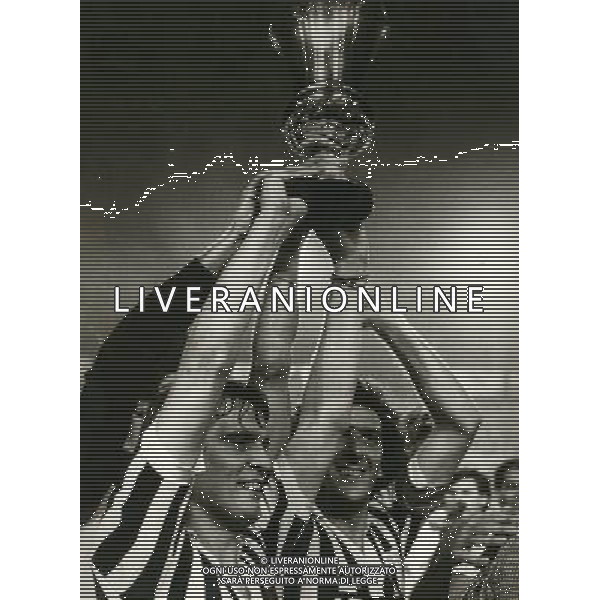 ARCHIVIO Marco Tardelli (Capanne di Careggine, 24 settembre 1954)  un ex calciatore e allenatore di calcio italiano, prima difensore laterale e poi centrocampista di Juventus e Inter e della Nazionale italiana, con cui si laure˜ campione del mondo a Spagna \'82. Cinque volte campione d\'Italia da giocatore, dopo aver allenato anche la Nazionale italiana Under-21 e l\'Inter  stato anche dirigente nella Juventus nell\'annata 2006-2007. Giˆ opinionista sportivo della RAI, dal maggio 2008  diventato vice di Giovanni Trapattoni nel ruolo di commissario tecnico della Nazionale dell\'Irlanda. NELLA FOTO:Marco Tardelli CON GAETANO SCIREA ALZANO LA COPPA ITALIA PH.ARCHIVIO AGENZIA ALDO LIVERANI SAS