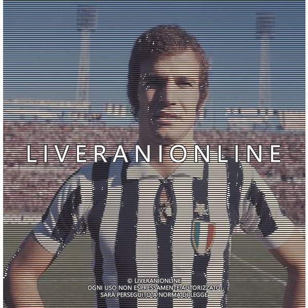 ARCHIVIO Luciano Spinosi (Roma, 9 maggio 1950) è un ex calciatore italiano, che giocava nel ruolo di terzino. Iniziò la carriera al Tevere Roma giocando due stagioni in Serie D passando alla Roma nel 1967, squadra con cui esordì in Serie A il 12 maggio 1968 contro il Torino. L\'anno successivo vince la sua prima Coppa Italia. Nel 1970 passò alla Juventus dove fu titolare fisso per quattro stagioni, rimanendovi fino al 1978. Con la maglia bianconera giocò 241 partite (138 partite in campionato, 54 in Coppa Italia e 49 nelle Coppe europee), segnando quattro reti e conquistando cinque scudetti e la Coppa Uefa del 1977. Durante il suo periodo alla Juventus giocò anche in nazionale, esordendo il 9 giugno 1971 contro la Svezia. Con la maglia azzurra giocò in totale 19 partite fino al 1974, giocando i mondiali di quell\'anno. Tornato alla Roma nel 1978, vi rimase per quattro stagioni (vincendo due Coppe Italia, prima di passare nel 1982 al Verona dove rimase una sola stagione. Nel 1983 passò al Milan sempre in Serie A e l\'anno seguente chiuse la propria carriera in Serie B al Cesena. NELLA FOTO LUCIANO SPINOSI PH.ARCHIVIO AGENZIA ALDO LIVERANI SAS