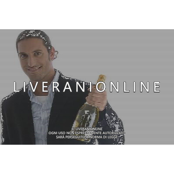 GIOVANE - BRINDARE - BOTTIGLIA - VINO young american businessman holding wine bottle against white background © Ag. Aldo Liverani sas
