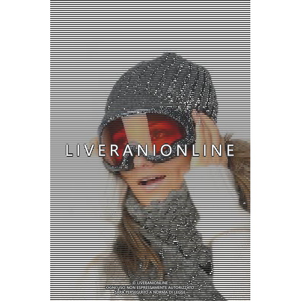 DONNA - RAGAZZA - SCI - INVERNO - SCIARPA - CAPPELLO - OCCHIALI SCI - FREDDO beautiful winter girl with ski glasses © Ag. Aldo Liverani sas