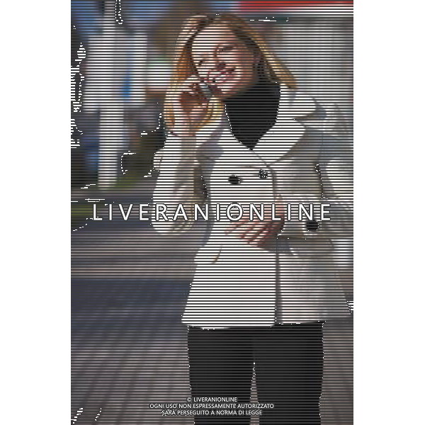 DONNA - SORRIDERE - SORRISO - CELLULARE - TELEFONO © AG. ALDO LIVERANI SAS IFC
