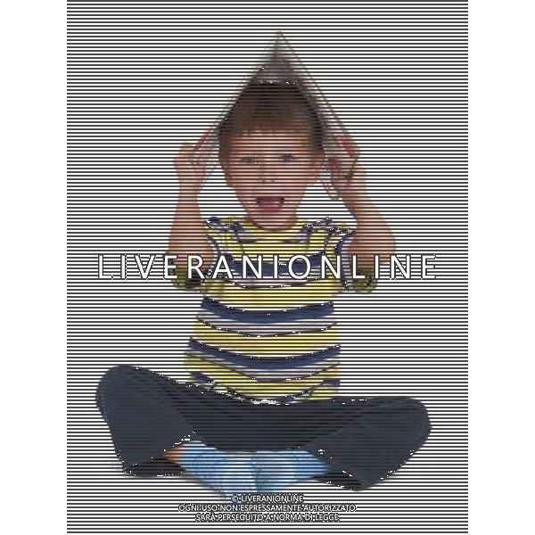 BAMBINO - LIBRO - Young boy with book, on white background © Ag. Aldo Liverani sas