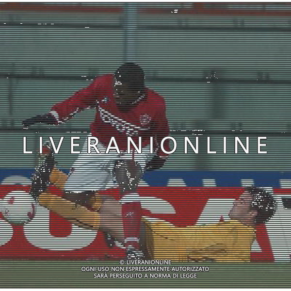 PERUGIA 06/11/2003 2° TURNO COPPA UEFA 2003-2004 GARAANDATA PERUGIA - ARIS SALONICCO NELLA FOTO: CHRISTIAN OBODO CONTRASTATO DA UN AVVERSARIO* FOTO 1905/ROBERTO SETTONCE/ALDO LIVERANI S.A.S.