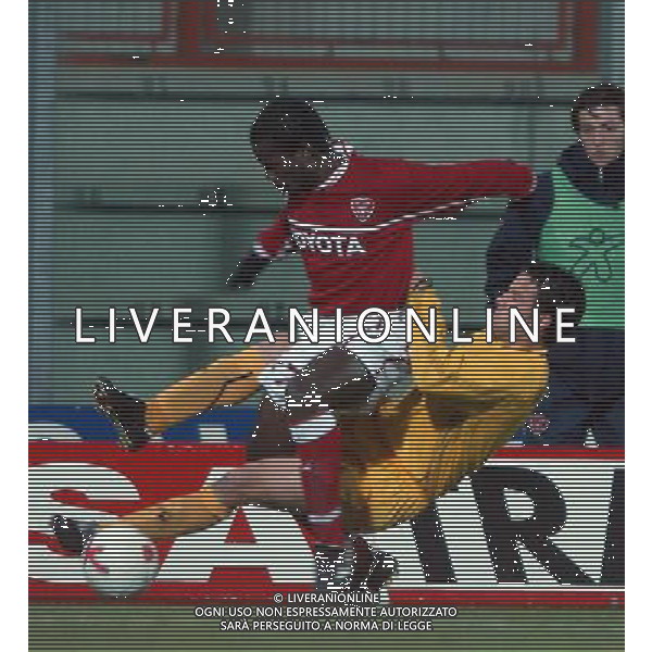PERUGIA 06/11/2003 2° TURNO COPPA UEFA 2003-2004 GARAANDATA PERUGIA - ARIS SALONICCO NELLA FOTO: CHRISTIAN OBODO PRESSATO DA UN AVVERSARIO* FOTO 1905/ROBERTO SETTONCE/ALDO LIVERANI S.A.S.