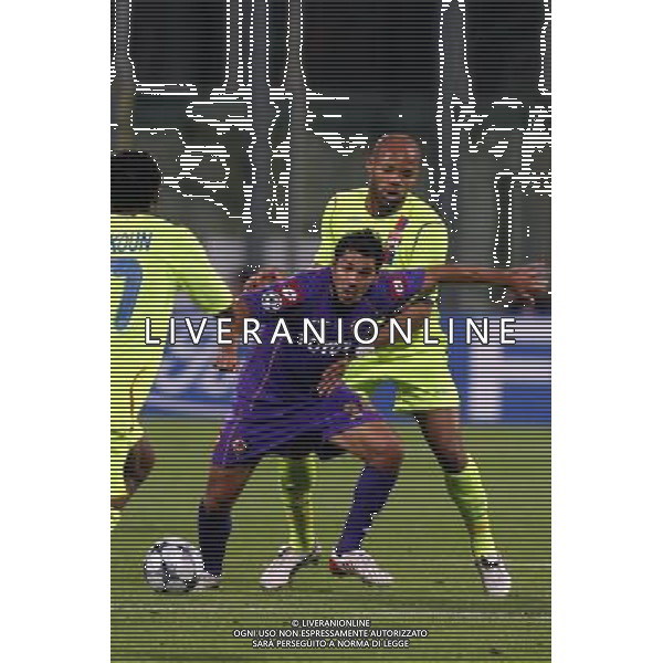 FIORENTINA - OLYMPIQUE LIONE FIRENZE, 25 NOVEMBRE 2OO8 CHAMPIONS LEAGUE GIRONE ELIMINATORIO 2008/2009 NELLA FOTO: MARIO ALBERTO SANTANA E JEAN ALAIN BOUMSONG FOTO AG. A. LIVERANI SAS