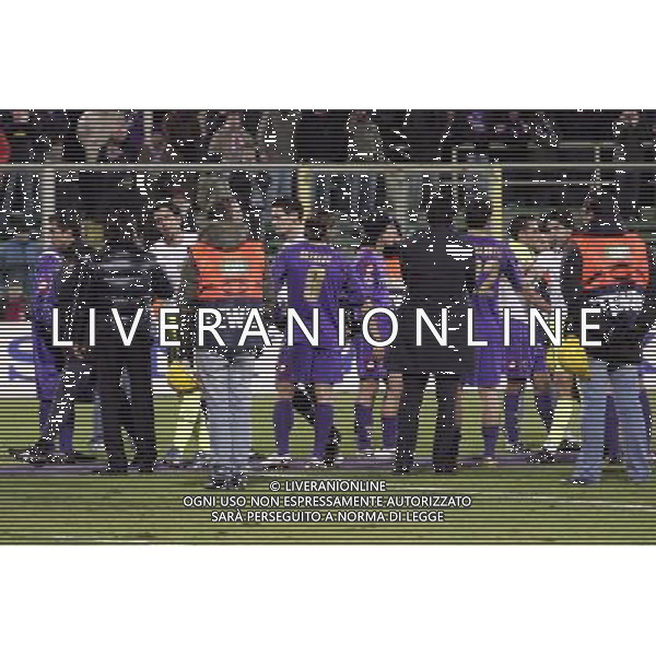 FIORENTINA - OLYMPIQUE LIONE FIRENZE, 25 NOVEMBRE 2OO8 CHAMPIONS LEAGUE GIRONE ELIMINATORIO 2008/2009 NELLA FOTO: STRETTA DI MANO NEL TERZO TEMPO A FINE PARTITA TRA CESARE PRANDELLI E FABIO GROSSO FOTO AG. A. LIVERANI SAS