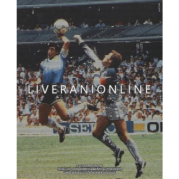 1986 FIFA World Cup Mexico / Quarter Final Match Quarter Final Match ( Azteca Stadium Mexico City ) Argentina - England 2_1 Diego Armando Maradona (Argentina_Left)_Peter Shilton (England_Right) , Maradona Score 1-0 , The Famous \' Hand of God \' ================================================== ATT: IMAGES FOR ONLY ITALIAN MARKET ================================================== Ph PG (PierGiorgio Giavelli) AG ALDO LIVERANI