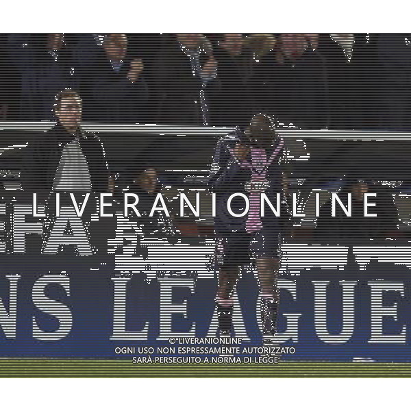 Bordeaux\'s Alou Diarra equalises and celebrates with Bordeaux\'s Manager Laurent Blanc BORDEAUX VS CHELSEA as match 5 of Group A of the Champions League 2008/9 in BORDEAUX (FRA) on 26/11/2008. Picture By Marcello Pozzetti©IPS Photo Agency/Ag. Aldo Liverani - ITALY ONLY -