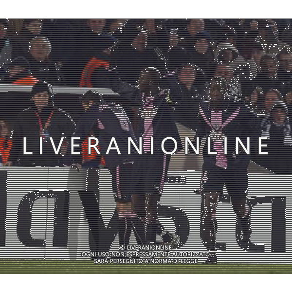Bordeaux\'s Alou Diarra equalises and celebrates with Bordeaux\'s Manager Laurent Blanc BORDEAUX VS CHELSEA as match 5 of Group A of the Champions League 2008/9 in BORDEAUX (FRA) on 26/11/2008. Picture By Marcello Pozzetti©IPS Photo Agency/Ag. Aldo Liverani - ITALY ONLY -