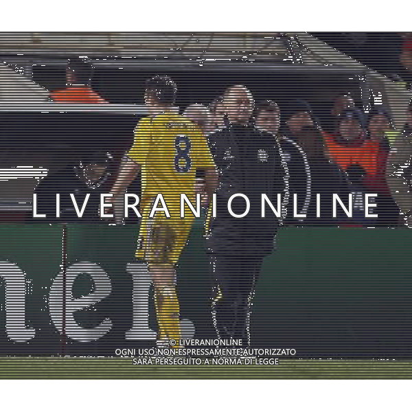 Frank Lampard of Chelsea is shown a red card (2nd yellow) and has been sent off and gets commiseration handshake from Luiz Felipe Scolari , Manager of Chelsea BORDEAUX VS CHELSEA as match 5 of Group A of the Champions League 2008/9 in BORDEAUX (FRA) on 26/11/2008. Picture By Marcello Pozzetti©IPS Photo Agency/Ag. Aldo Liverani - ITALY ONLY -