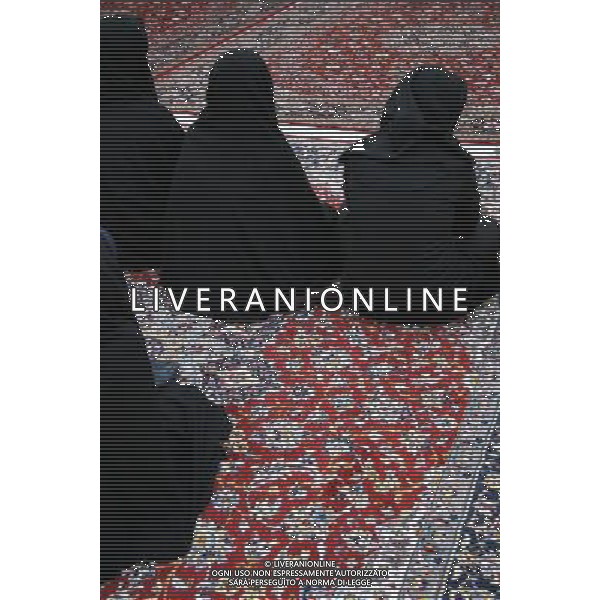 DONNE VELATE - MUSULMANI - ISLAM - TAPPETO PERSIANO MOSCHEA SCIITA A DAMASCO, SIRIA AGENZIA ALDO LIVERANI SAS IFC