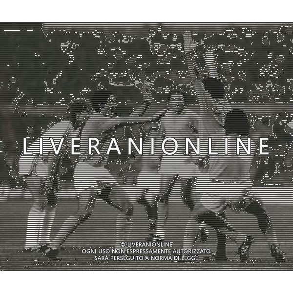 ARCHIVIO COPPA UEFA 1988/1989 STOCCARDA - NAPOLI NELLA FOTO. CIRO FERRARA ESULTA PER LA RETE SIGLATA ABBRACCIATO DA MARADONA E DE NAPOLI AG.ARCHIVIO AG.A .LIVERANI SAS
