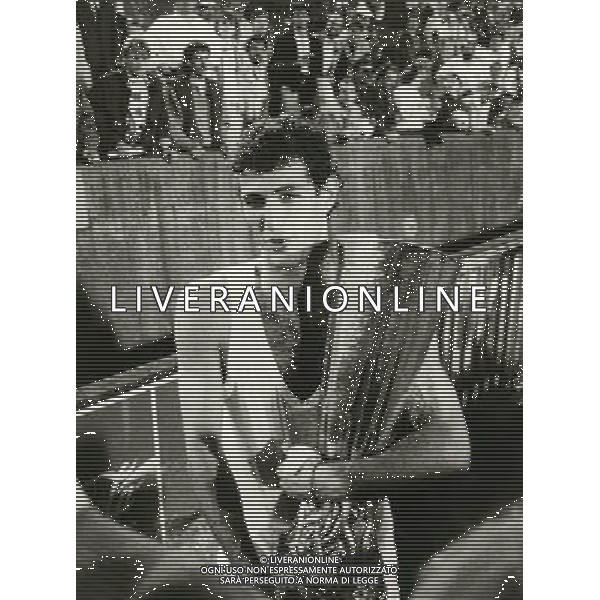 ARCHIVIO COPPA UEFA 1988/1989 STOCCARDA - NAPOLI NELLA FOTO. CIRO FERRARA ABBRACCIA LA COPPA UEFA AG.ARCHIVIO AG.A .LIVERANI SAS