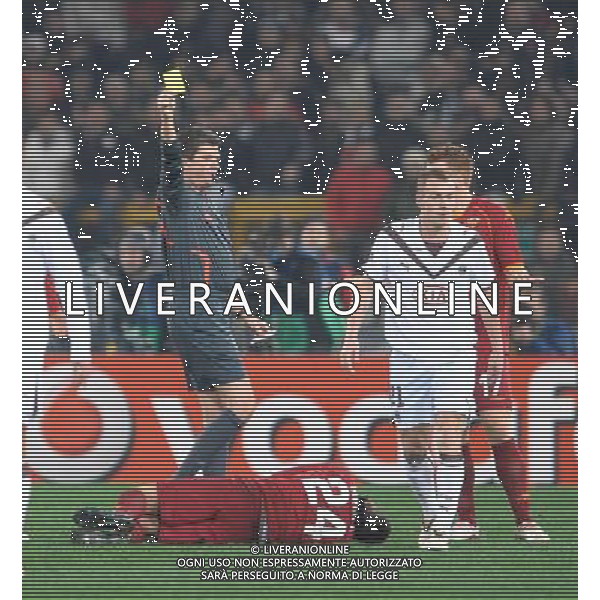 Roma Vs Bordeaux - 09/12/2008 - Stadio Olimpico - Uefa Champions League 2008/2009 - Gruppo A - nella foto: L\'arbitro Herbert Fandel ammonisce Matthieu ChalmŽ ph. Corradetti / ag. Aldo Liverani Sas