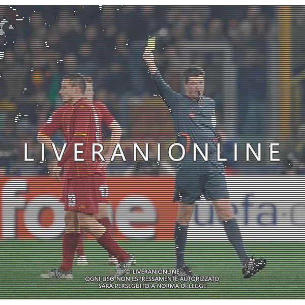 Roma Vs Bordeaux - 09/12/2008 - Stadio Olimpico - Uefa Champions League 2008/2009 - Gruppo A - nella foto: L\'arbitro Herbert FANDEL ammonisce Matteo BRIGHI ph. Corradetti / ag. Aldo Liverani Sas