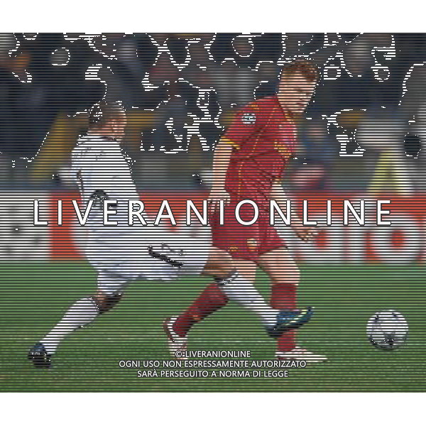 Roma Vs Bordeaux 09/12/2008 - Stadio Olimpico - Uefa Champions League 2008/2009 - Gruppo A - nella foto: John Arne RIISE e Yoan GOUFFRAN ph. Corradetti / ag. Aldo Liverani Sas
