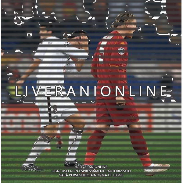 Roma Vs Bordeaux 09/12/2008 - Stadio Olimpico - Uefa Champions League 2008/2009 - Gruppo A - nella foto: La disperazione di Yoann GOURCUFF e l\'esultanza di Philippe MEXES ph. Corradetti / ag. Aldo Liverani Sas