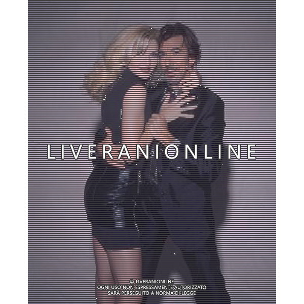 ARCHIVIO PAPERISSIMA 1999 LORELLA CUCCARINI CON MARCO COLUMBRO PRESENTATRICE TV PH.ARCHIVIO AG.A.LIVERANI SAS