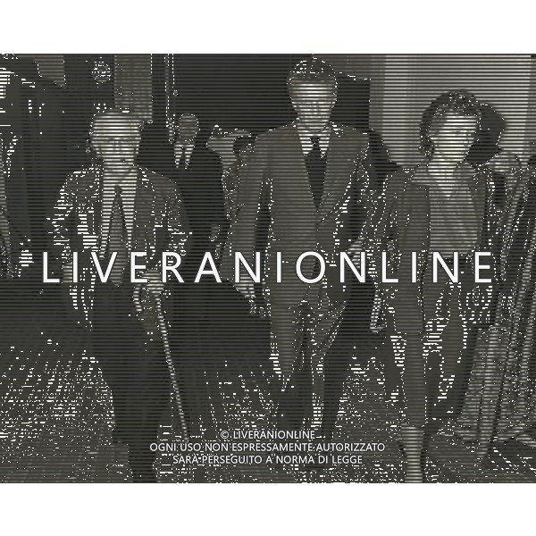 ARCHIVIO CARLO CARACCIOLO GIORNALISTA E FONDATOER DI DIVERSE TESTATE GIORNALISTICHE NELLA FOTO CON DONNA VISCONTI DI MODRONE E SOLDATI PH.ARCHIVIO AG.A.LIVERANI SAS