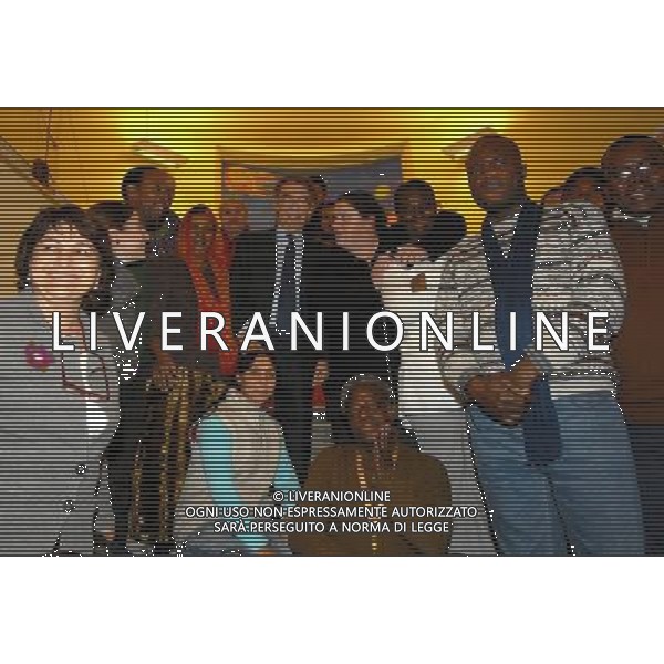 MILANO 16/12/2008 CASA DELL\' ACCOGLIENZA VIA BRAMBILLA, 10 IL PRESIDENTE DEL\' INTER MASSIMO MORATTI IN VISITA ALLA CASA DELL\' ACCOGLIENZA DI DON VIRGILIO COLMEGNA NELLA FOTO MASSIMO MORATTI TRA GLI OSPITI DELLA CASA DELL\' ACCOGLIENZA FOTO ROMANO/TAZZI/AG ALDO LIVERANI