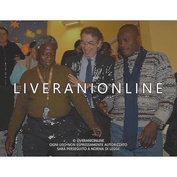 MILANO 16/12/2008 CASA DELL\' ACCOGLIENZA VIA BRAMBILLA, 10 IL PRESIDENTE DEL\' INTER MASSIMO MORATTI IN VISITA ALLA CASA DELL\' ACCOGLIENZA DI DON VIRGILIO COLMEGNA NELLA FOTO MASSIMO MORATTI TRA GLI OSPITI DELLA CASA DELL\' ACCOGLIENZA FOTO ROMANO/TAZZI/AG ALDO LIVERANI