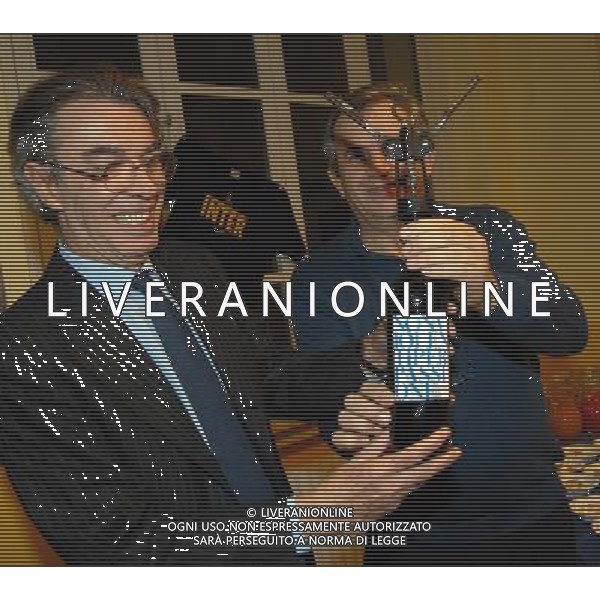 MILANO 16/12/2008 CASA DELL\' ACCOGLIENZA VIA BRAMBILLA, 10 IL PRESIDENTE DEL\' INTER MASSIMO MORATTI IN VISITA ALLA CASA DELL\' ACCOGLIENZA DI DON VIRGILIO COLMEGNA NELLA FOTO MASSIMO MORATTI E DON VIRGILIO COLMEGNA STAPPANO UNA BOTTIGLIA CON L\' ETICHETTA: \'NON VIOLENTI PER PASSIONE\' FOTO ROMANO/TAZZI/AG ALDO LIVERANI