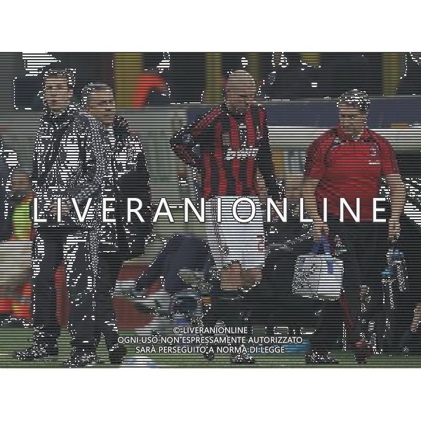 Milano 17-12-2008 coppa UEFA 2008/09 milan-wolfsburg 2:2 nella foto philippe senderos esce dal campo infortunato ph marco luzzani/ag aldo liverani s.a.s.