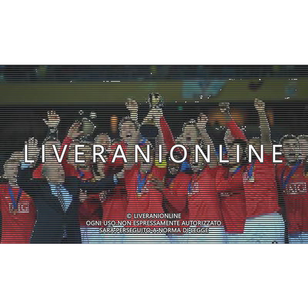FIFA Club World Cup Japan 2008 Finale 1mo-2ndo Posto Yokohama - 21.12.2008 Manchester United (ENG) - Liga de Quito (ECU) Nella Foto: RIO FERDINAND ALZA LA COPPA Ph.Vitez-Ag. Aldo Liverani