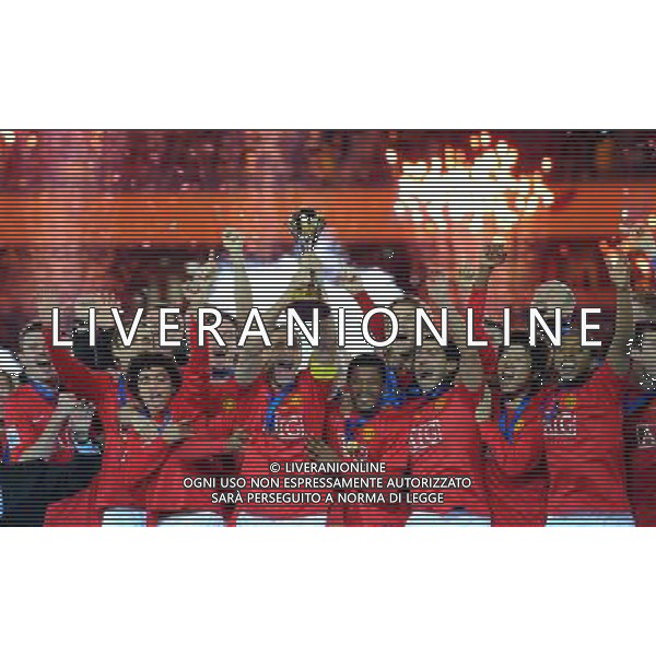 FIFA Club World Cup Japan 2008 Finale 1mo-2ndo Posto Yokohama - 21.12.2008 Manchester United (ENG) - Liga de Quito (ECU) Nella Foto: RIO FERDINAND ALZA LA COPPA Ph.Vitez-Ag. Aldo Liverani
