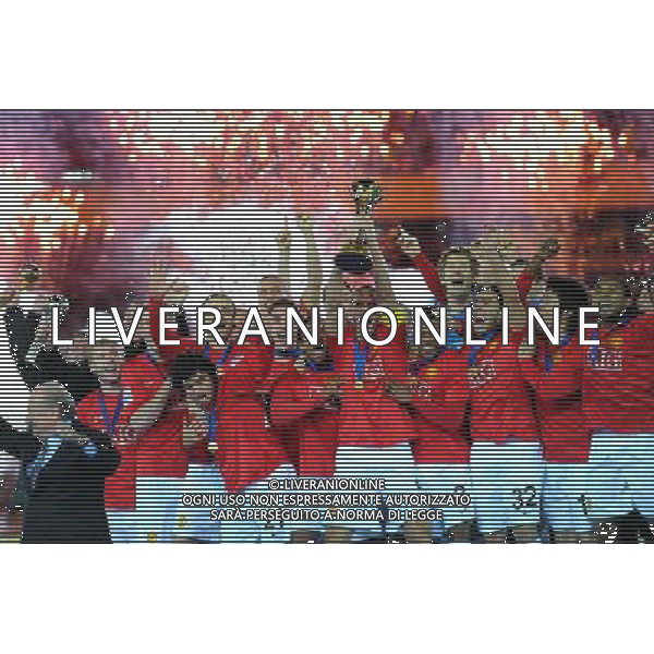 FIFA Club World Cup Japan 2008 Finale 1mo-2ndo Posto Yokohama - 21.12.2008 Manchester United (ENG) - Liga de Quito (ECU) Nella Foto: RIO FERDINAND ALZA LA COPPA Ph.Vitez-Ag. Aldo Liverani