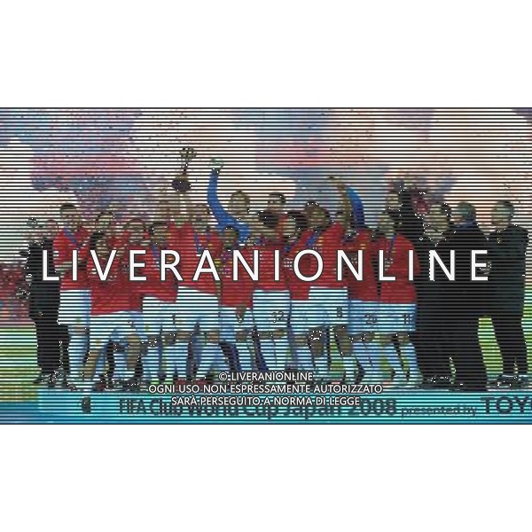 FIFA Club World Cup Japan 2008 Finale 1mo-2ndo Posto Yokohama - 21.12.2008 Manchester United (ENG) - Liga de Quito (ECU) Nella Foto: RIO FERDINAND ALZA LA COPPA Ph.Vitez-Ag. Aldo Liverani