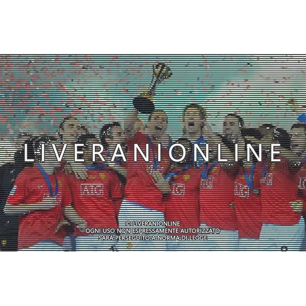 FIFA Club World Cup Japan 2008 Finale 1mo-2ndo Posto Yokohama - 21.12.2008 Manchester United (ENG) - Liga de Quito (ECU) Nella Foto: RIO FERDINAND ALZA LA COPPA Ph.Vitez-Ag. Aldo Liverani