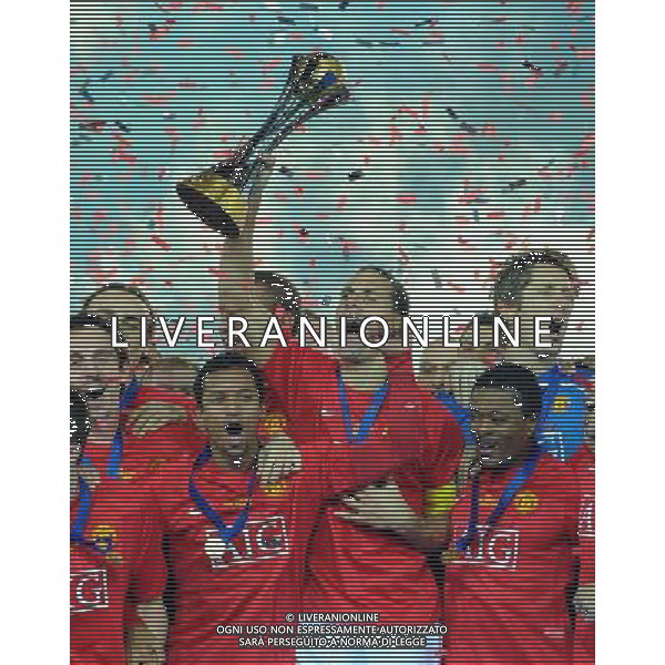 FIFA Club World Cup Japan 2008 Finale 1mo-2ndo Posto Yokohama - 21.12.2008 Manchester United (ENG) - Liga de Quito (ECU) Nella Foto: RIO FERDINAND ALZA LA COPPA Ph.Vitez-Ag. Aldo Liverani