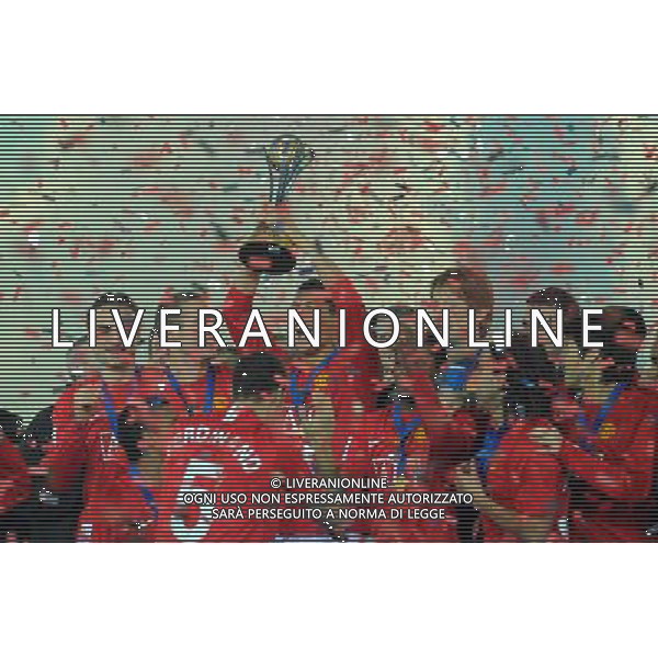 FIFA Club World Cup Japan 2008 Finale 1mo-2ndo Posto Yokohama - 21.12.2008 Manchester United (ENG) - Liga de Quito (ECU) Nella Foto: RIO FERDINAND ALZA LA COPPA Ph.Vitez-Ag. Aldo Liverani