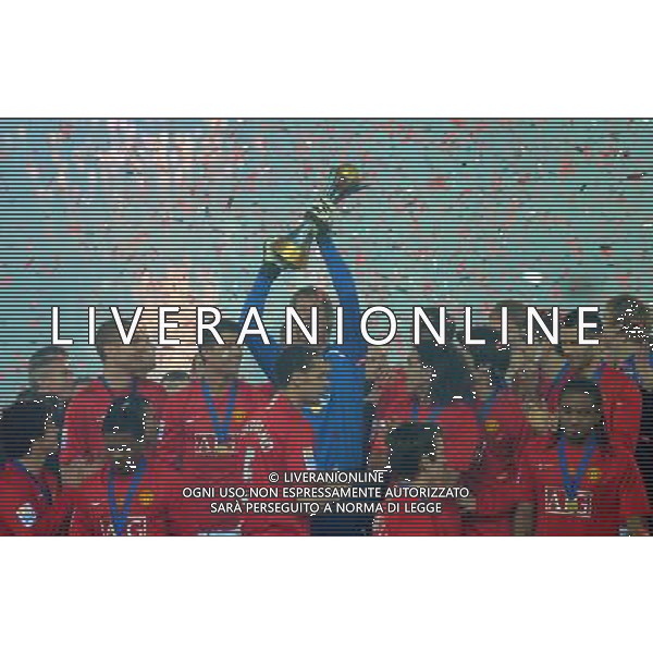 FIFA Club World Cup Japan 2008 Finale 1mo-2ndo Posto Yokohama - 21.12.2008 Manchester United (ENG) - Liga de Quito (ECU) Nella Foto: EDWIN VAN DER SAR ALZA LA COPPA Ph.Vitez-Ag. Aldo Liverani