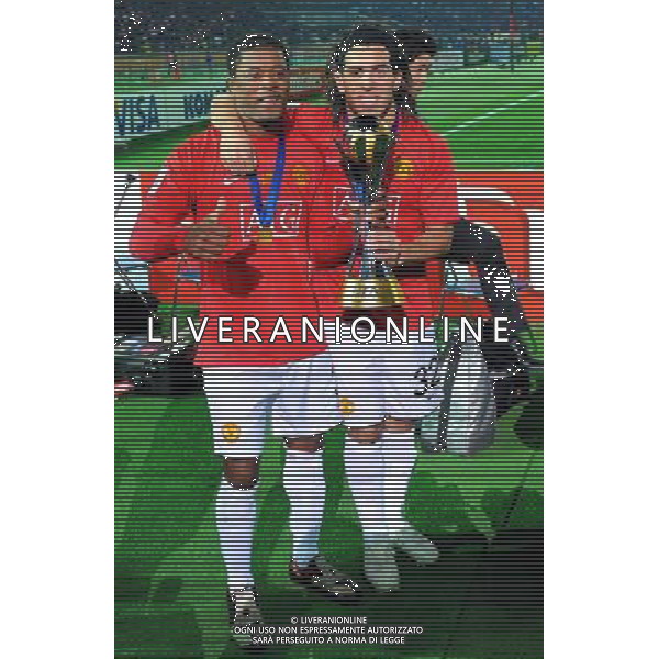 FIFA Club World Cup Japan 2008 Finale 1mo-2ndo Posto Yokohama - 21.12.2008 Manchester United (ENG) - Liga de Quito (ECU) Nella Foto: CARLOS TEVEZ E PATRICE EVRA CON LA COPPA Ph.Vitez-Ag. Aldo Liverani