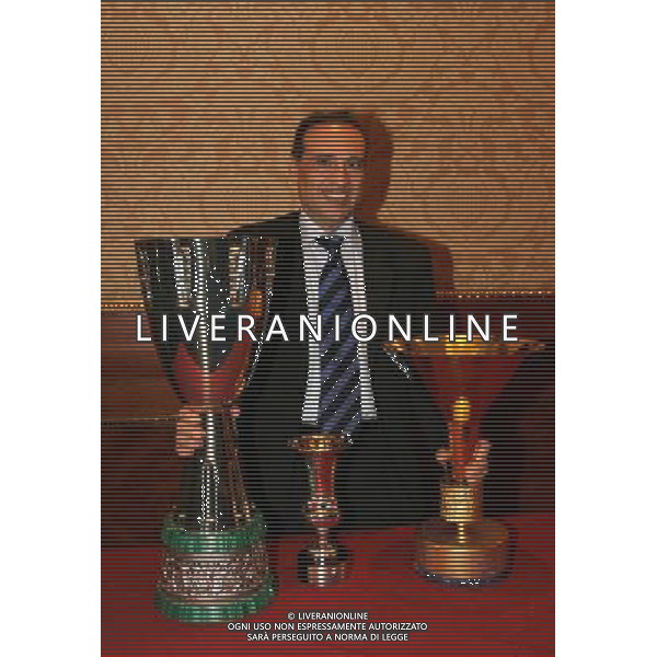 Milano 22-12-2008 premiazione Lega Calcio stagione sportiva 2007/08 nella foto ernesto paolillo con le tre coppe vinte la scorsa stagione ph marco luzzani/ag aldo liverani s.a.s.