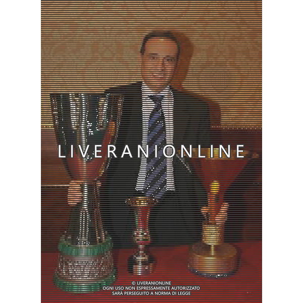 Milano 22-12-2008 premiazione Lega Calcio stagione sportiva 2007/08 nella foto ernesto paolillo con le tre coppe vinte la scorsa stagione ph marco luzzani/ag aldo liverani s.a.s.