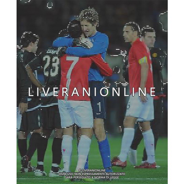 FIFA Club World Cup Japan 2008 Finale 1°-2° Posto Yokohama - 21.12.2008 Manchester United(ENG)-Liga de Quito(ECU) Nella Foto:EDWIN VAN DER SAR ABBRACCIA CRISTIANO RONALDO A FINE PARTITA /Ph.Vitez-Ag. Aldo Liverani