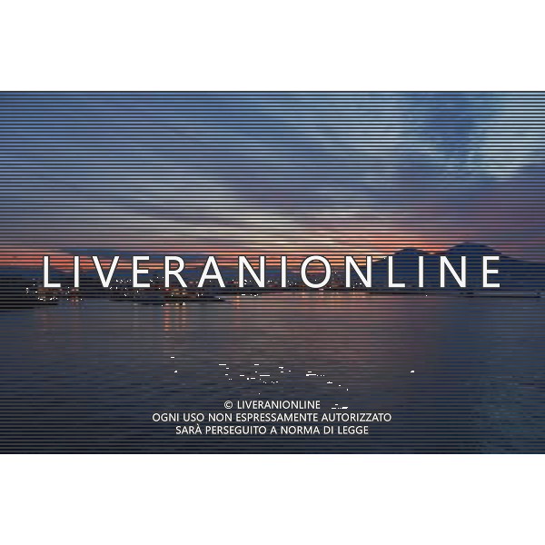 ARCHIVIO ALDO LIVERANI NELLA FOTO UNA PANORAMICA DI NAPOLI CON IL VESUVIO DI SERA AG ALDO LIVERANI