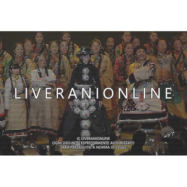 CHENGDU - DECEMBER 27: Chinese dancer Yang Liping (C) and singer Rongzhong Erjia (R) greet the audience in the musical \'Tibetan Riddle\' in Chengdu of southwest China\'s Sichuan province Saturday, Dec. 27, 2008. The musical \'Tibetan Riddle\', presenting the original Tibetan culture with folk dances and songs, was staged in Chengdu on Saturday.(Photo By Evens Lee/ColorChinaPhoto) - AG. ALDO LIVERANI SAS ITALY ONLY