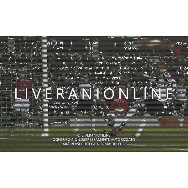 Manchester United\'s Nemanja Vidic last gasp tackle denies Derby County\'s Steve Davies , Derby County Vs Manchester United, Carling Cup Semi Final 1st Leg, Pride Park, Derby, Date 070109, ph.ag ALDO LIVERANI SAS ONLY FOR ITALY