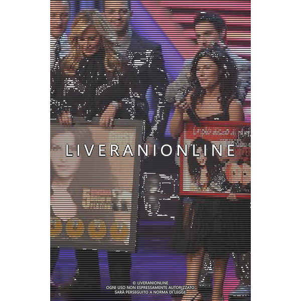 PRIMA PUNTATA DI \' X FACTOR\' - 2¡ EDIZIONE NELLA FOTO: SIMONA VENTURA - GIUSY FERRERI CON I DISCHI DI PLATINO © ANTONIO SORANO - AG. ALDO LIVERANI SAS