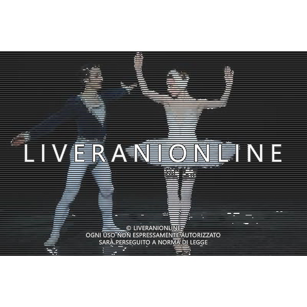 \'Il lago dei cigni\' con il Teatro Nazionale di Opera e Balletto della Moldavia al teatro Arcimboldi di Milano nella foto: Iana Salendo e Dinu Tamazlacaru, primi solisti del Teatro dell\'Opera di Berlino © Antonio Sorano - ag. Aldo Liverani sas