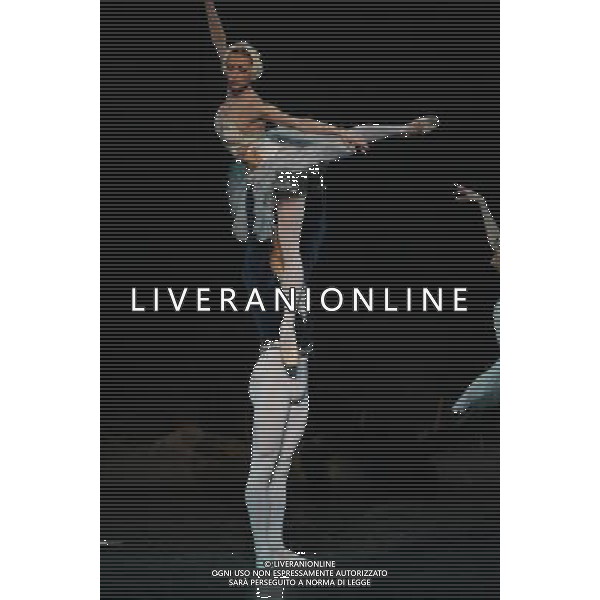 \'Il lago dei cigni\' con il Teatro Nazionale di Opera e Balletto della Moldavia al teatro Arcimboldi di Milano nella foto: Iana Salendo e Dinu Tamazlacaru, primi solisti del Teatro dell\'Opera di Berlino © Antonio Sorano - ag. Aldo Liverani sas