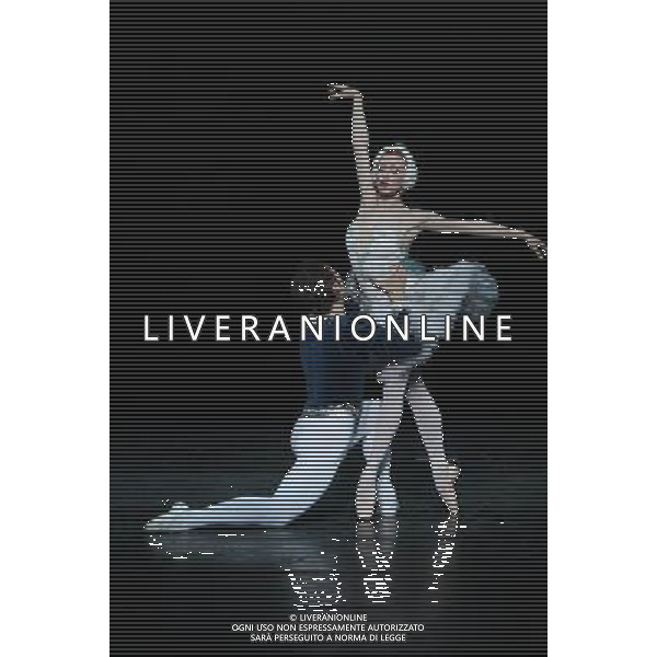 \'Il lago dei cigni\' con il Teatro Nazionale di Opera e Balletto della Moldavia al teatro Arcimboldi di Milano nella foto: Iana Salendo e Dinu Tamazlacaru, primi solisti del Teatro dell\'Opera di Berlino © Antonio Sorano - ag. Aldo Liverani sas