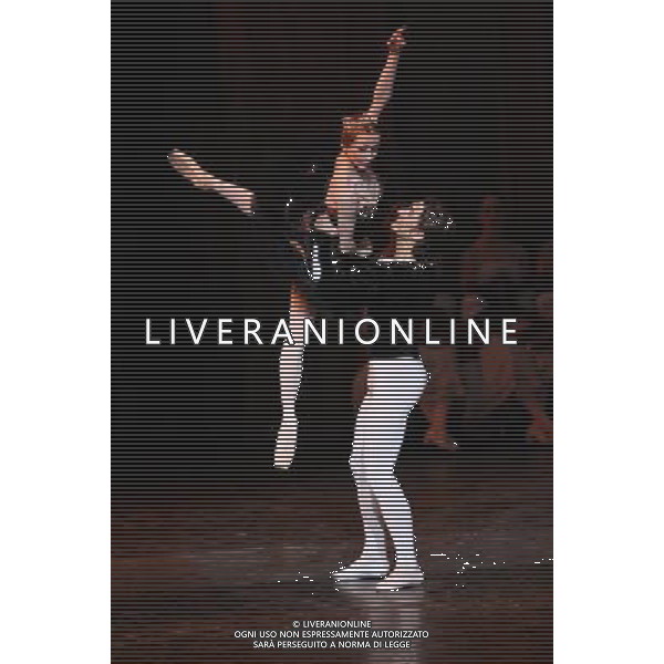 \'Il lago dei cigni\' con il Teatro Nazionale di Opera e Balletto della Moldavia al teatro Arcimboldi di Milano nella foto: Iana Salendo e Dinu Tamazlacaru, primi solisti del Teatro dell\'Opera di Berlino © Antonio Sorano - ag. Aldo Liverani sas